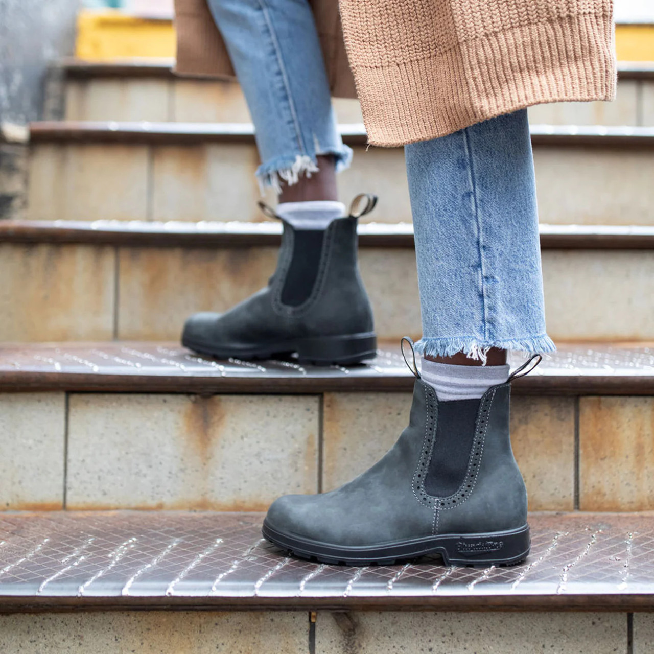 classic black blundstones